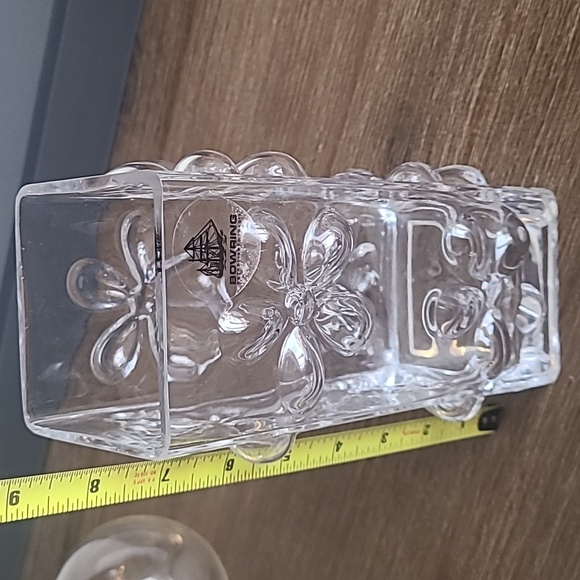 Vintage embossed daisy clear bud vase - Picture 7 of 8